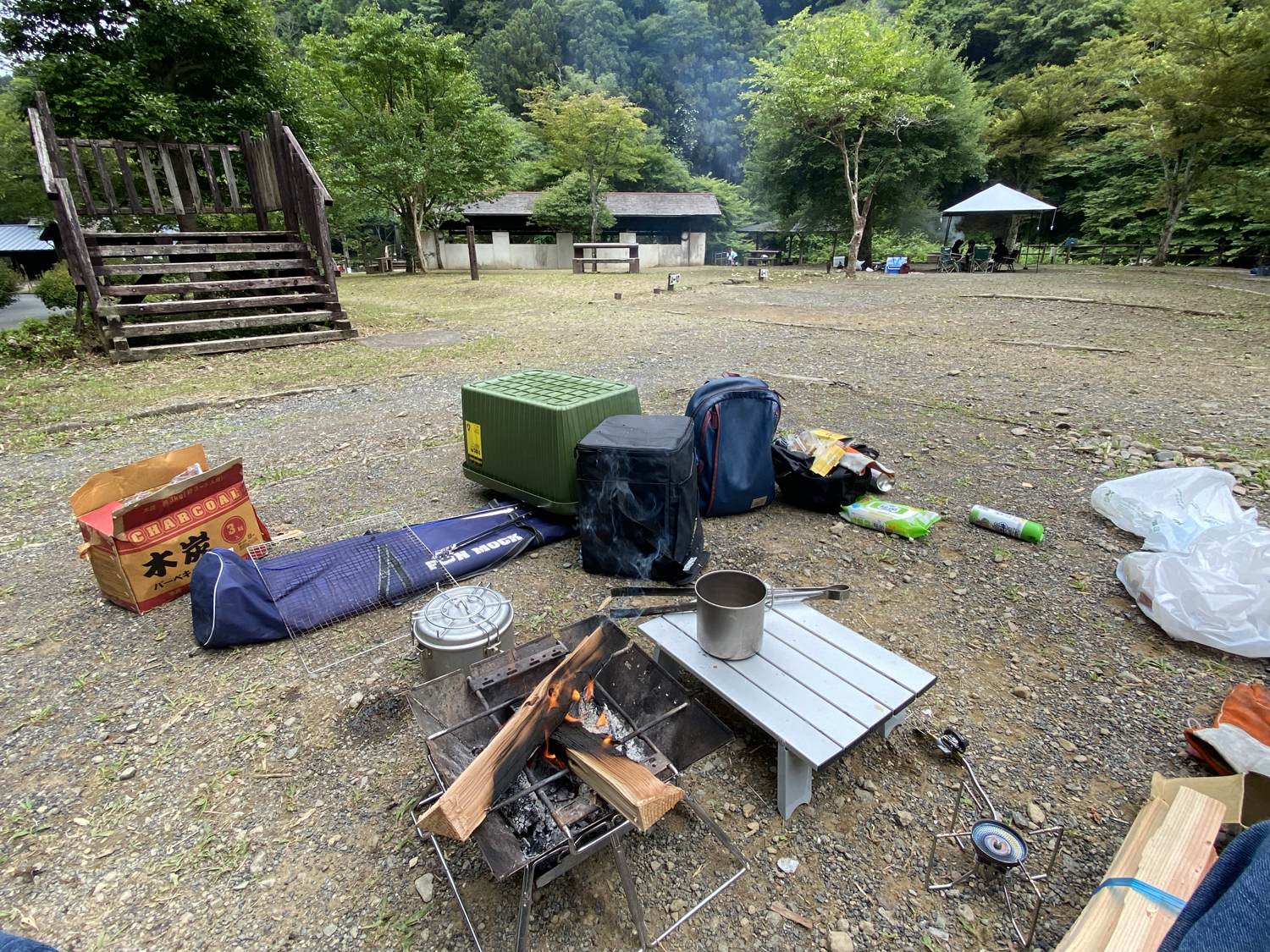 焚き火台で肉を焼くデイキャンプ